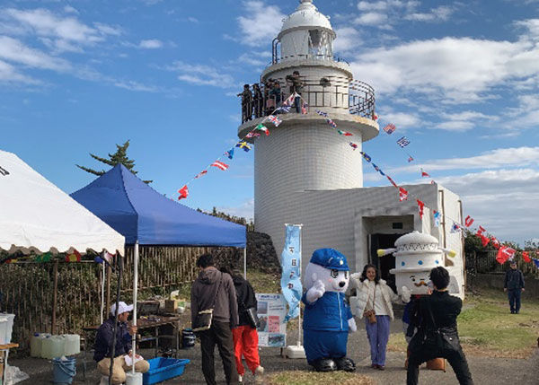 下田海上保安部と下田海中水族館の「灯台記念日」コラボレーション石廊崎灯台　一般公開昨年のイベントの様子