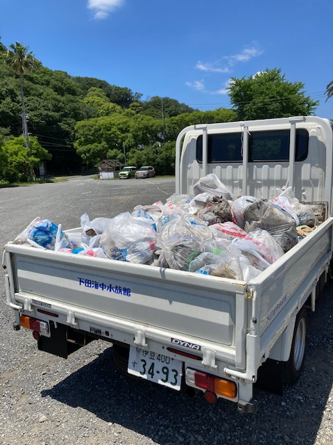 回収ゴミをトラックで運ぶ様子